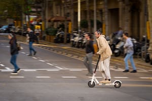 Zonas restringidas, ciudades para peatones y más: el plan de España para ser un modelo de movilidad en 2030