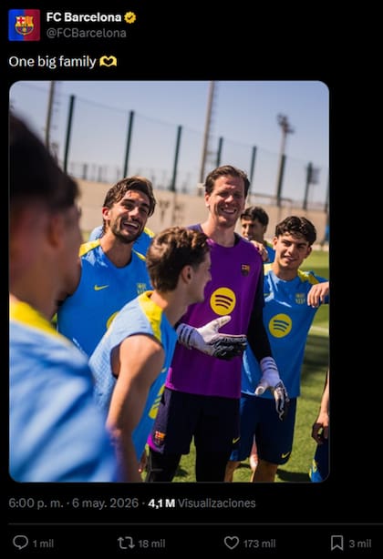 Barcelona también utilizó su cuenta en inglés para burlarse, donde escribieron "Una gran familia"