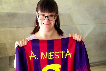 Barcelona utilizó su tipografía. Acá, con la camiseta de Iniesta, su ídolo