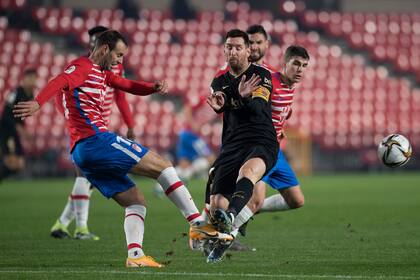 Messi llegó tarde a tapar un despeje, le dio un planchazo a Díaz y fue amonestado