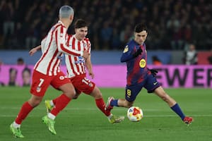 Barcelona debió hacer un cambio obligado y lo ataca a Atlético de Madrid, que se refugia en el fondo