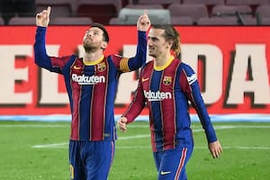 Barcelonas Argentinian forward Lionel Messi (L) celebrates with Barcelonas French midfielder Antoine Griezmann after scoring a goal during the Spanish league football match between FC Barcelona and Deportivo Alaves at the Camp Nou stadium in Barcelona on February 13, 2021. (Photo by LLUIS GENE / AFP