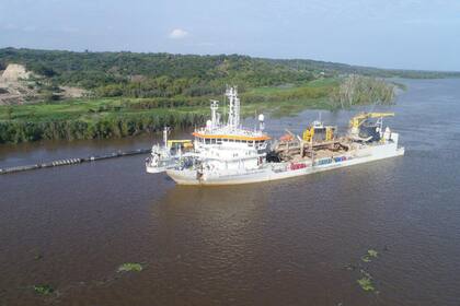 Uno de de los barcos que realizan las tareas de dragado, de la compañía belga Jan De Nul