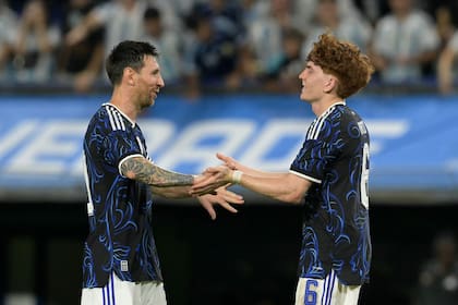 Barco celebra con Lionel Messi su primer gol en la selección: anotó el quinto en el 5 a 0 sobre Zambia, en la Bombonera.