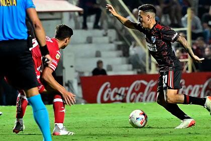 Barco, con la pelota al pie, la última que vez que se enfrentaron: fue en el debut de la Copa de la Liga pasada, y ganó Unión por 1-0