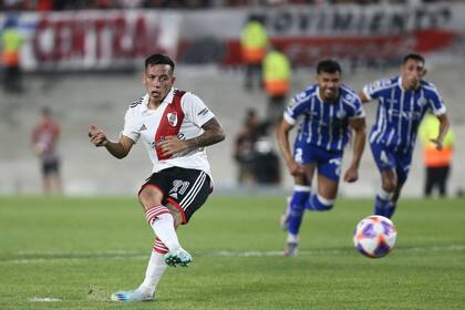 Barco ejecuta el penal para el 3-0 de River