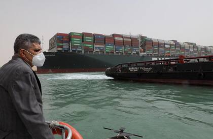 El barco encallado seguirá varios días más en el Canal de Suez