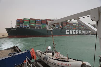 El barco encallado en el Canal de Suez