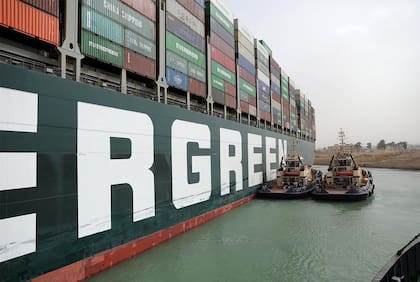 El enorme buque carguero encallado en el Canal de Suez