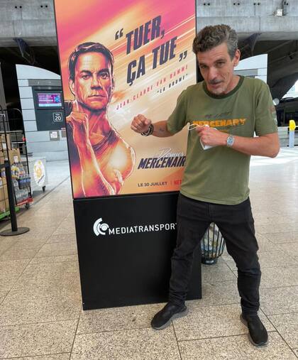 Barco junto a un poster de la película "El último mercenario", con Jean-Claude Van Damme, que produjo en 2021