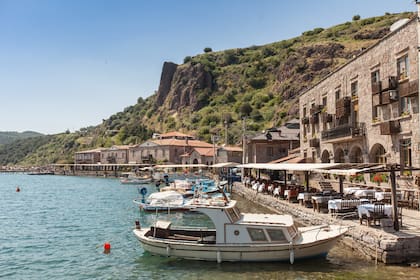 Barcos amarrados en el puerto de Assos.