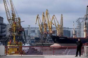 En plena escalada en el Mar Negro, Zelensky busca una mediación para reanudar la exportación de granos