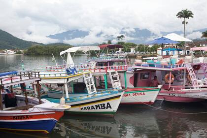 Barcos de colores para pasear a los turistas.