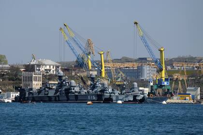 Barcos de la flota rusa del Mar Negro atracados en uno de los muelles de Sebastopol, Crimea. (AP Foto, Archivo)
