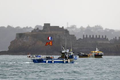 Barcos de pesca franceses protestan frente al puerto de Saint Helier
