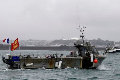 Barcos de pesca franceses protestan frente al puerto de Saint Helier