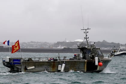 Barcos de pesca franceses protestan frente al puerto de Saint Helier 