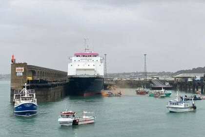 Barcos de pesca franceses protestan frente al puerto de Saint Helier 