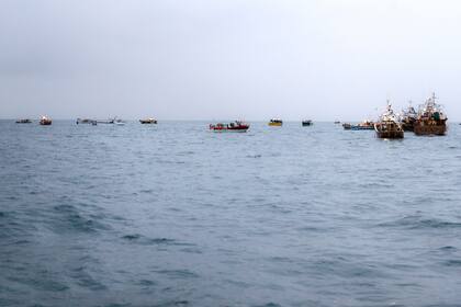 Barcos de pesca franceses protestan frente al puerto de Saint Helier 