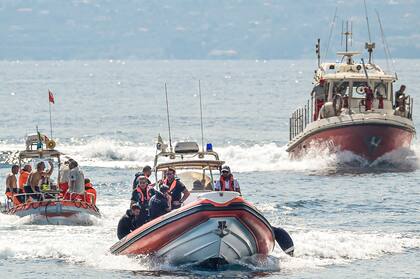 Barcos de rescate cerca del lugar donde se hundió un superyate frente a Porticello, Sicilia, Italia, el 22 de agosto del 2024. (Foto AP /Salvatore Cavalli)