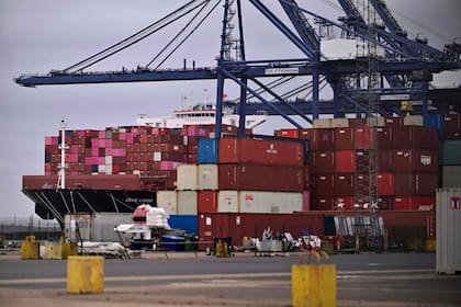 Barcos de transporte son cargados con toneladas de containers