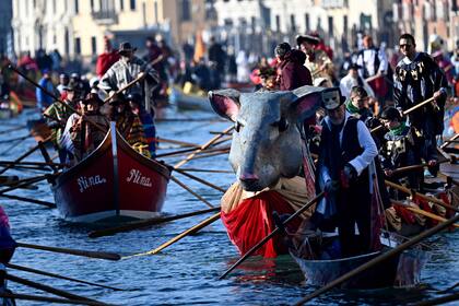 Barcos decorados navegan por el Gran Canal durante el tradicional desfile de la Coordinación de Asociaciones de Remo Venecianas, como parte del carnaval de Venecia.