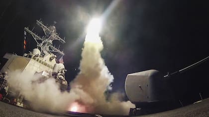 Barcos norteamericanos disparando misiles Tomahawks sobre territorio sirio