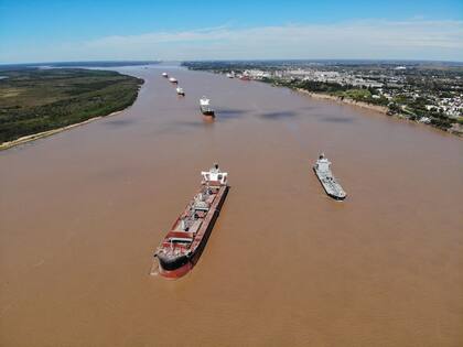 Barcos parados en Rosario a la espera que se solucione el conflicto de los transportistas