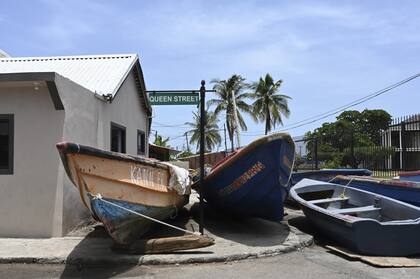 Barcos pesqueros se encuentran en medio de la calle para protegerse del huracán Beryl en Kingston, Jamaica, el martes 2 de julio de 2024