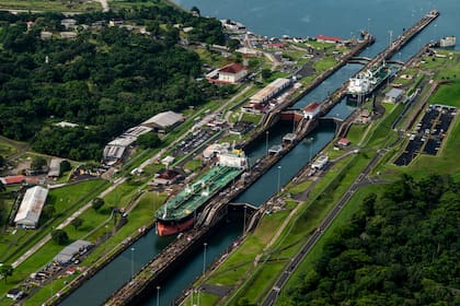 Barcos que cruzan las esclusas de Gatún en el Canal de Panamá. El agua del lago fluye a través de esclusas del canal que funcionan como escaleras, arrastrando a los barcos a través del canal
