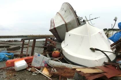 Barcos que fueron arrastrados por el tsunami en la ciudad de Suzu.