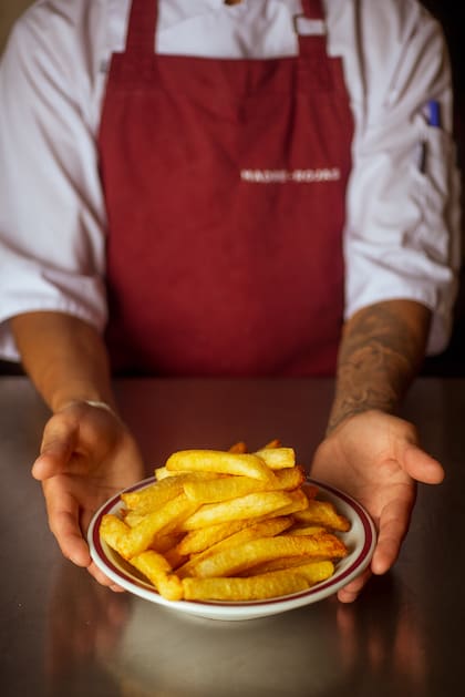 Barcos recomienda una forma más simple para llegar al mismo puerto: cocinar las papas fritas desde el aceite frío
