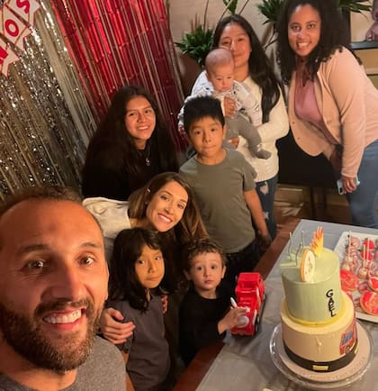 Barcos, su esposa y la niñera junto a sus hijos mientras festejan el cumpleaños de uno de los pequeños