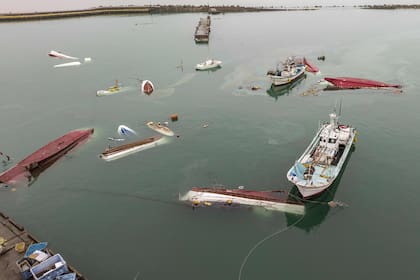 Barcos volcados en el puerto de la ciudad de Suzu.