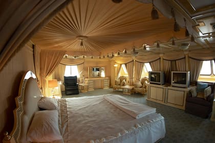 La suite presidencial del yate está decorada en tonos dorados y crema, una cama gigante con dosel y lujosos sillones del siglo XVIII, y sus grandes baños tienen grifos dorados.