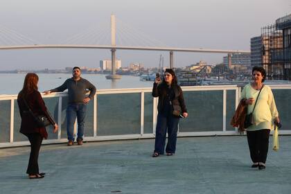 El yate, abierto parcialmente al público, es visitado por turistas.