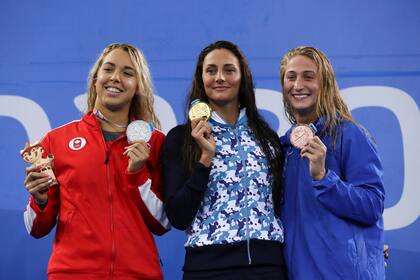 El podio de Virginia Bardach, que tuvo un remate fenomenal en mariposa