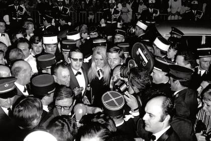Bardot rodeada de fotógrafos durante el Festival de Cine de Cannes de 1968