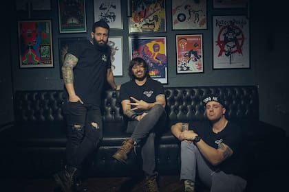 Los socios de Tres Monos y el complejo Estudio optaron por empezar a vender cocktails embotellados para hacer frente a la crisis