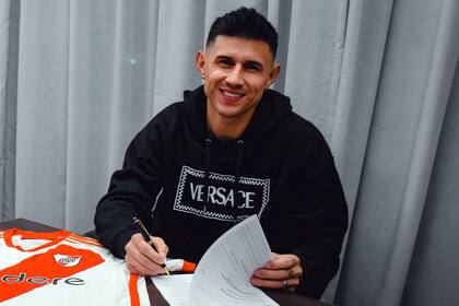 Bareiro firmó su contrato en la tarde del jueves