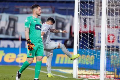 Bareiro patea el poste, después de haber fallado un penal.