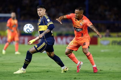 Bareiro trata de controlar la pelota