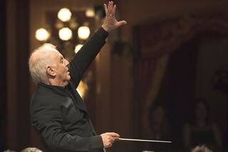Daniel Barenboim vuelve a tocar el piano y a dirigir, con público en la sala