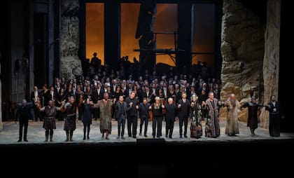 Barenboim, Szifron y todo el elenco de Sansón y Dalila saludan al público al término de la primera representación de la ópera en Berlín, en noviembre de 2019