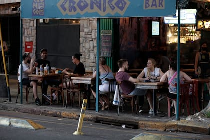 Los bares en la Ciudad de Buenos Aires están expectantes ante las posibles nuevas restricciones a la circulación nocturna