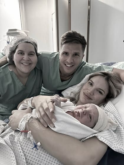 Bargiela luego de dar a luz, acompañada por la partera y por Gianluca Simeone