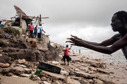 El trabajo de los habitantes para construir barreras de protección junto al mar