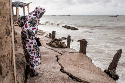 Pueblos de pescadores como Bargny llevan décadas luchando contra el aumento del nivel del mar, se han perdido cientos de casas y se han desplazado muchas familias