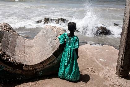 Pueblos de pescadores como Bargny llevan décadas luchando contra el aumento del nivel del mar, se han perdido cientos de casas y se han desplazado muchas familias