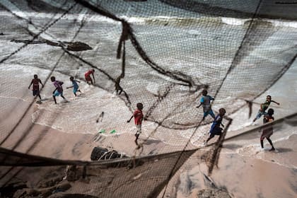 Pueblos de pescadores como Bargny llevan décadas luchando contra el aumento del nivel del mar, se han perdido cientos de casas y se han desplazado muchas familias